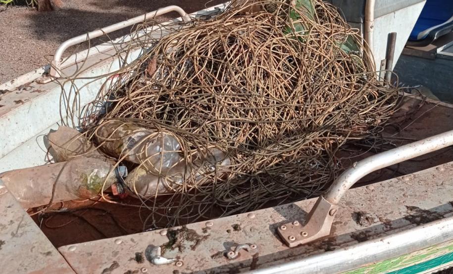 Policiais ambientais apreendem dois mil metros de espinhéis no Lago de Itaipu, no Oeste do estado