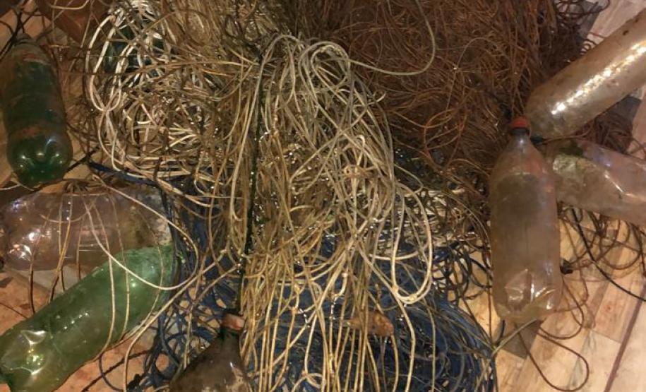 Policiais ambientais apreendem dois mil metros de espinhéis no Lago de Itaipu, no Oeste do estado