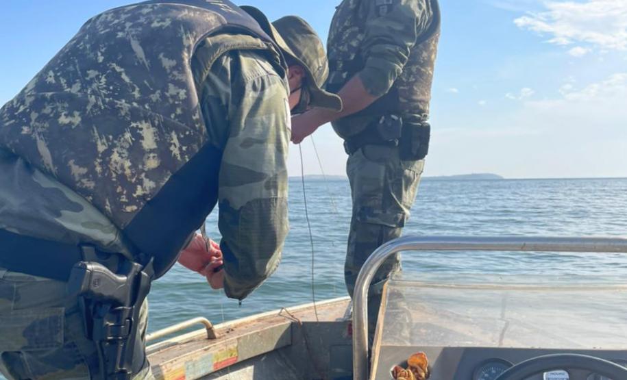 Policiais ambientais apreendem dois mil metros de espinhéis no Lago de Itaipu, no Oeste do estado