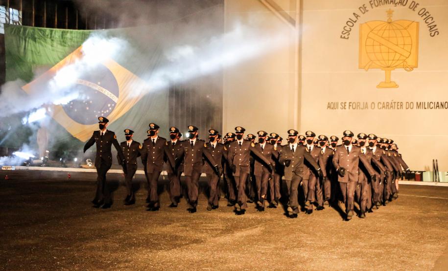 Formatura de 42 aspirantes marca os 50 anos de criação da Academia Policial Militar do Guatupê