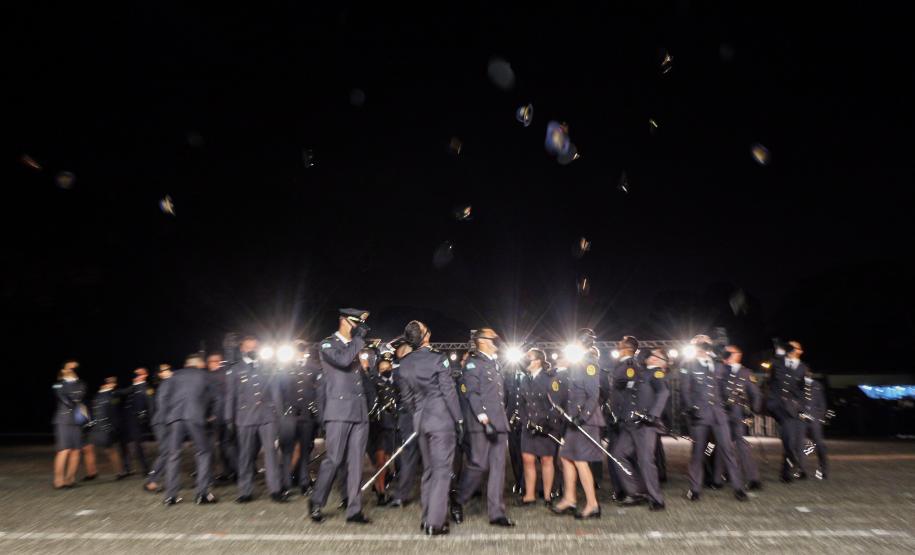 Formatura de 42 aspirantes marca os 50 anos de criação da Academia Policial Militar do Guatupê