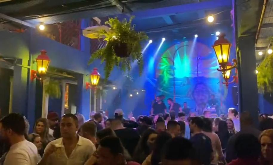 AIFU dispersa 2,2 mil pessoas e fecha 10 comércios em Curitiba