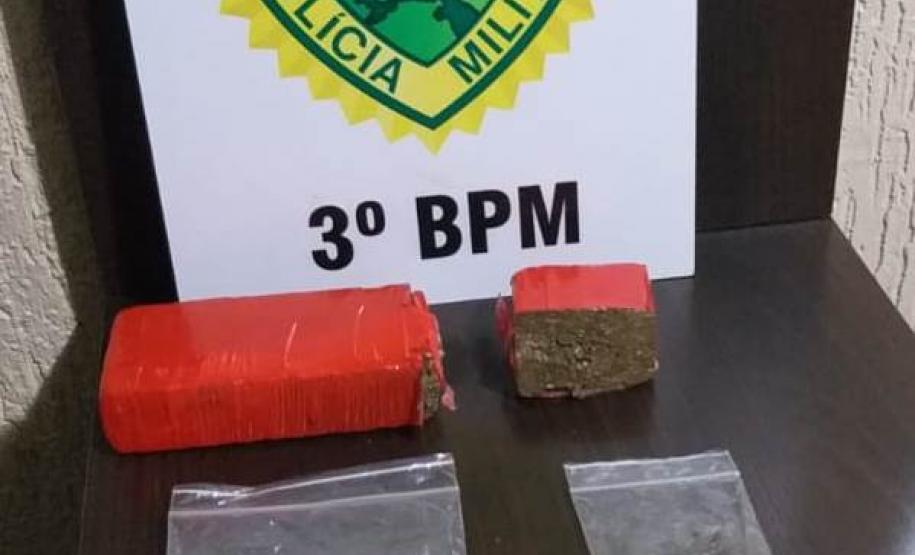 No Sudoeste do Paraná, PM encaminha quatro pessoas, três delas por tráfico de drogas, e apreende arma de fogo e maconha, em situações separadas