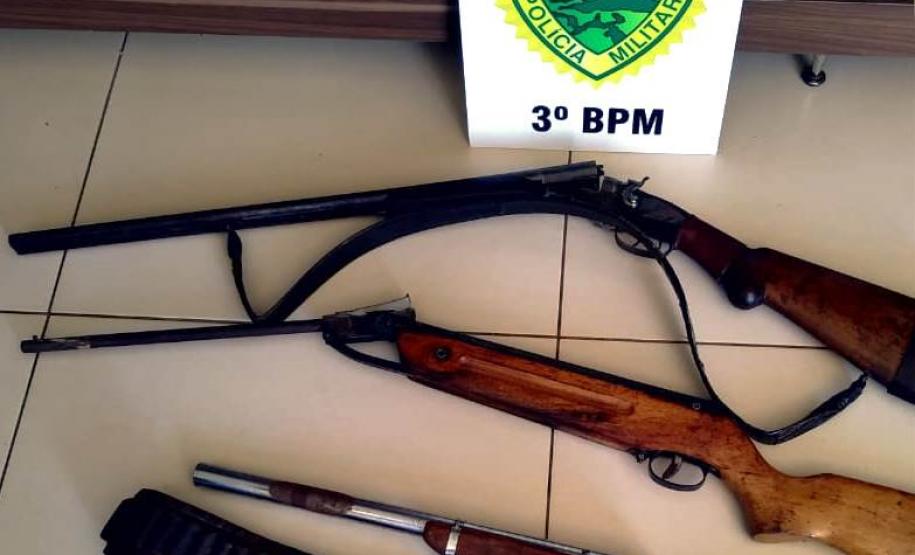 No Sudoeste do Paraná, PM encaminha quatro pessoas, três delas por tráfico de drogas, e apreende arma de fogo e maconha, em situações separadas
