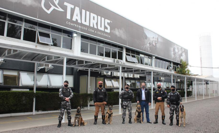 Cães de faro da PM passam por testes de faro de armas no Rio Grande do Sul