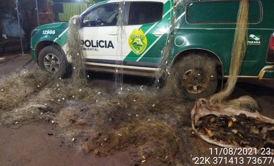 Batalhão de Polícia Ambiental-Força Verde encaminha três suspeitos por pesca ilegal e apreende quase 1 quilômetro de redes de pesca no rio Ivaí, em Fênix (PR)