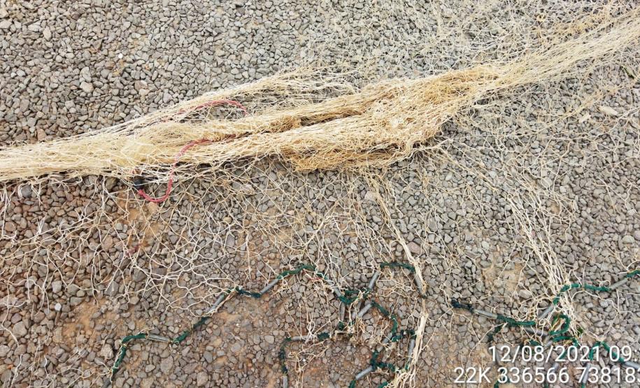 Batalhão de Polícia Ambiental-Força Verde encaminha três suspeitos por pesca ilegal e apreende quase 1 quilômetro de redes de pesca no rio Ivaí, em Fênix (PR)