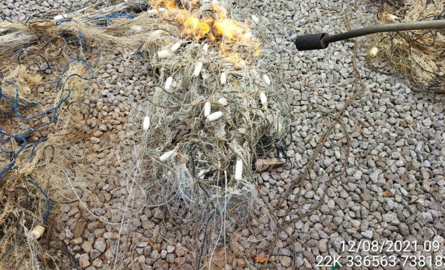 Batalhão de Polícia Ambiental-Força Verde encaminha três suspeitos por pesca ilegal e apreende quase 1 quilômetro de redes de pesca no rio Ivaí, em Fênix (PR)