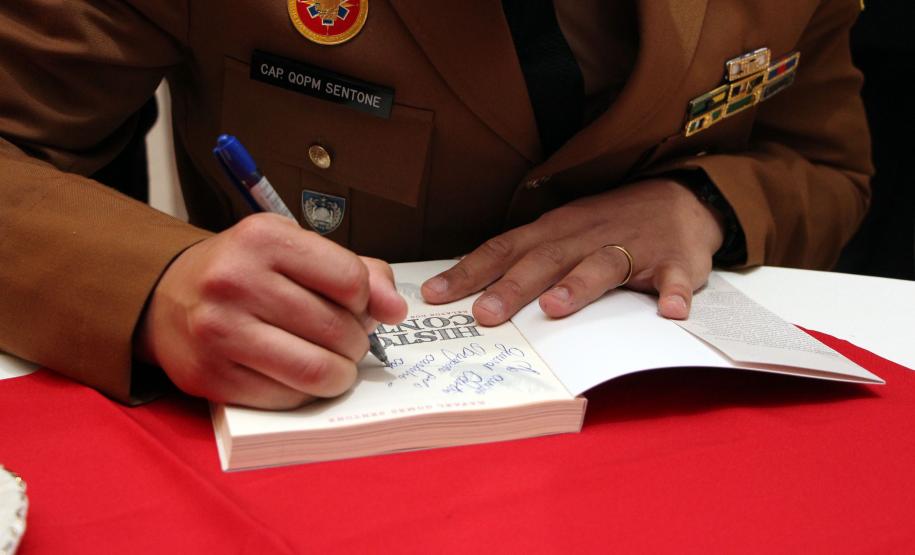 Livro sobre relatos de Comandantes-Gerais da Polícia Militar é lançado em Curitiba