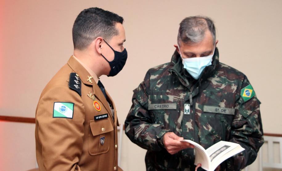 Livro sobre relatos de Comandantes-Gerais da Polícia Militar é lançado em Curitiba