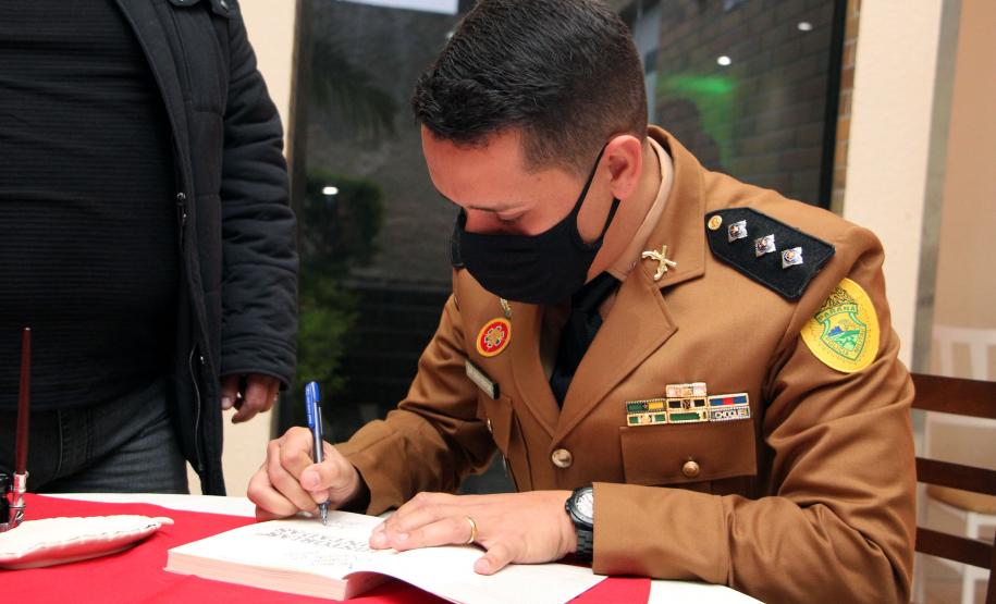 Livro sobre relatos de Comandantes-Gerais da Polícia Militar é lançado em Curitiba