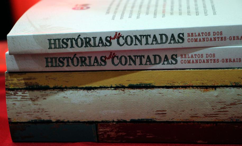 Livro sobre relatos de Comandantes-Gerais da Polícia Militar é lançado em Curitiba