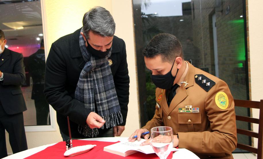 Livro sobre relatos de Comandantes-Gerais da Polícia Militar é lançado em Curitiba