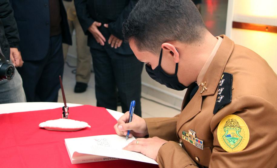 Livro sobre relatos de Comandantes-Gerais da Polícia Militar é lançado em Curitiba