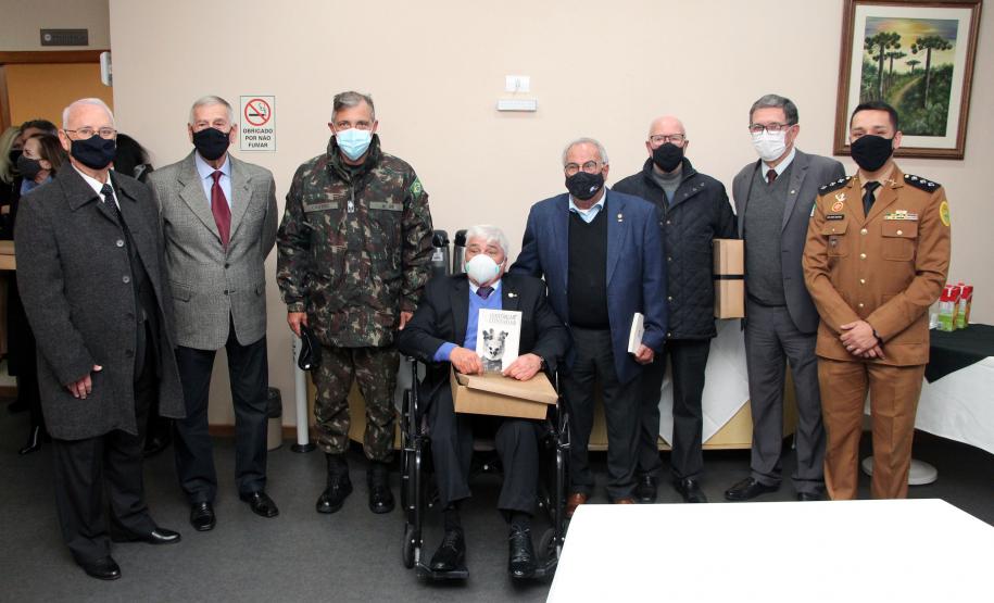 Livro sobre relatos de Comandantes-Gerais da Polícia Militar é lançado em Curitiba