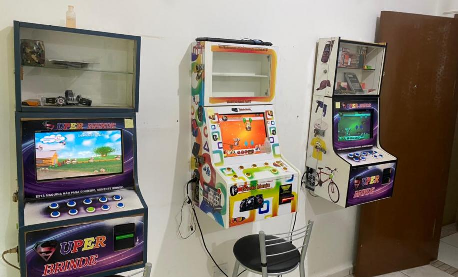 PM fecha cinco estabelecimentos e dispersa quase 100 pessoas em Curitiba