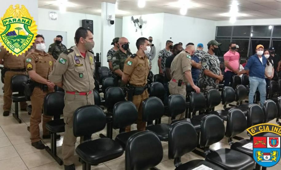 Policiais militares que auxiliaram no resgate de vítimas de embarcação que virou no Rio Ivaí são homenageados