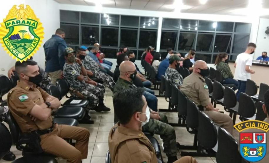 Policiais militares que auxiliaram no resgate de vítimas de embarcação que virou no Rio Ivaí são homenageados