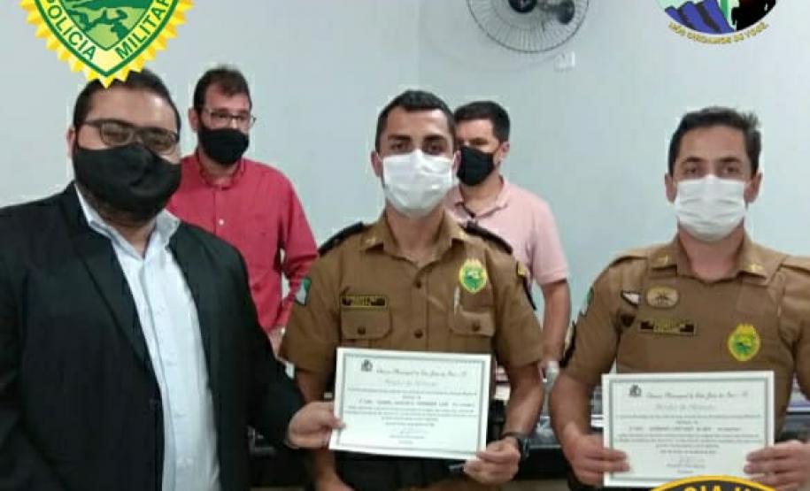 Policiais militares que auxiliaram no resgate de vítimas de embarcação que virou no Rio Ivaí são homenageados