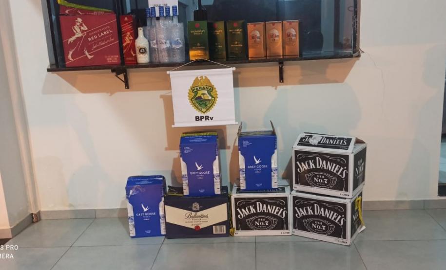 Em ações separadas, Polícia Rodoviária apreende mais de 90 litros de bebida contrabandeada e encaminha suspeito por tráfico, no interior do estado