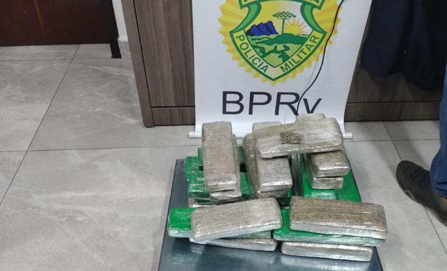 Em ações separadas, Polícia Rodoviária apreende mais de 90 litros de bebida contrabandeada e encaminha suspeito por tráfico, no interior do estado