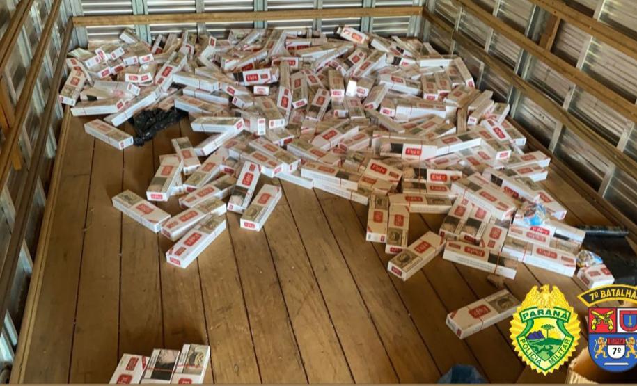 Após denúncia, PM apreende caminhão clonado carregado com cigarros contrabandeados em Mariluz