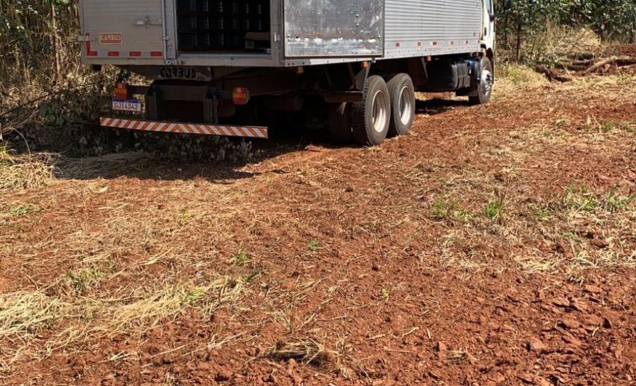 Após denúncia, PM apreende caminhão clonado carregado com cigarros contrabandeados em Mariluz