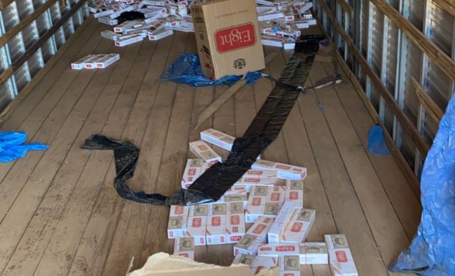 Após denúncia, PM apreende caminhão clonado carregado com cigarros contrabandeados em Mariluz