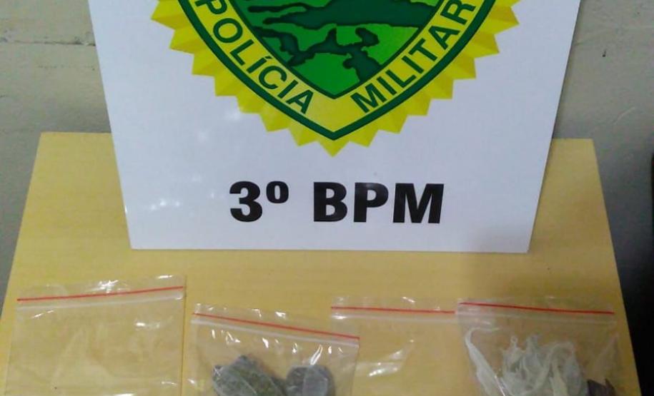 Com o auxílio de denúncias, PM encaminha duas pessoas por porte ilegal de arma e tráfico de drogas, em ocorrências distintas no Sudoeste do estado