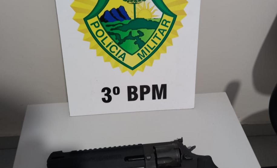 Com o auxílio de denúncias, PM encaminha duas pessoas por porte ilegal de arma e tráfico de drogas, em ocorrências distintas no Sudoeste do estado