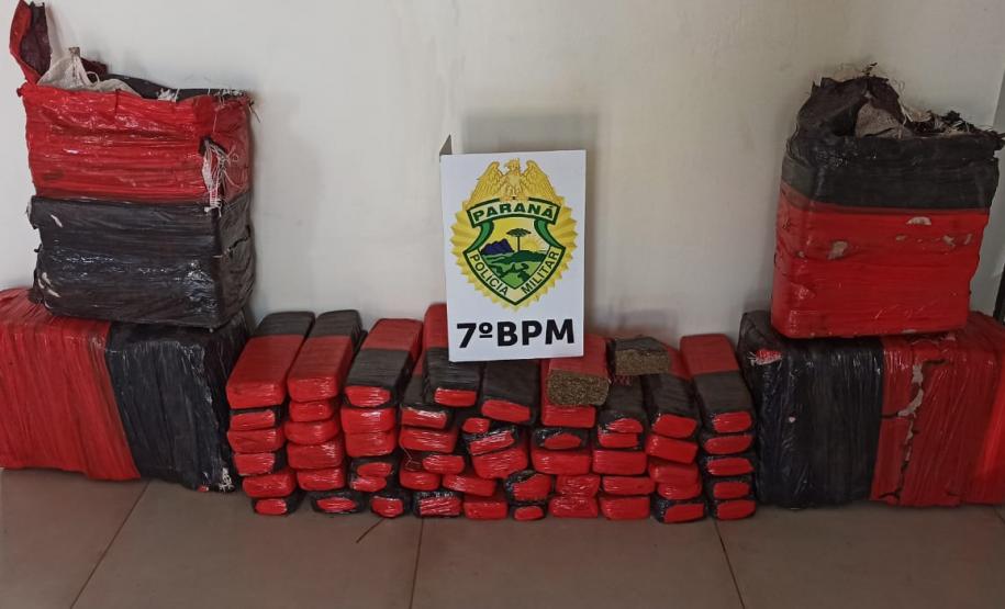 Polícia Militar de Goioerê apreende três armas de fogo e 101 quilos de maconha após denúncia anônima