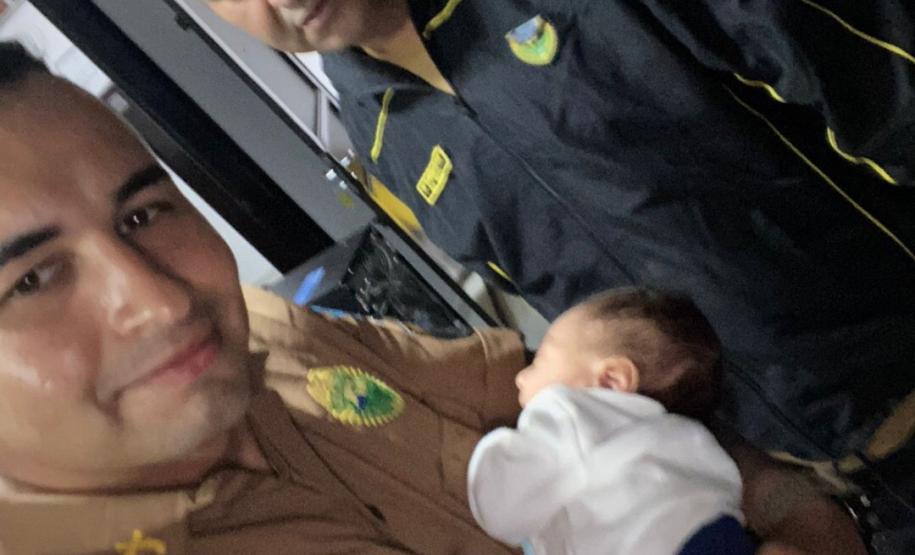 Bebê engasgado é salvo por policiais militares em Posto Rodoviário de Francisco Beltrão