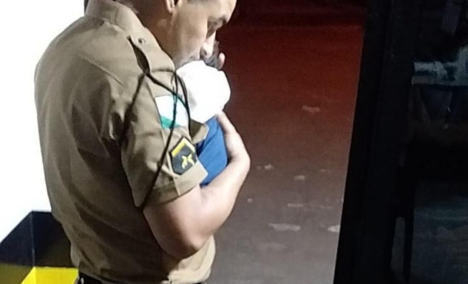 Bebê engasgado é salvo por policiais militares em Posto Rodoviário de Francisco Beltrão