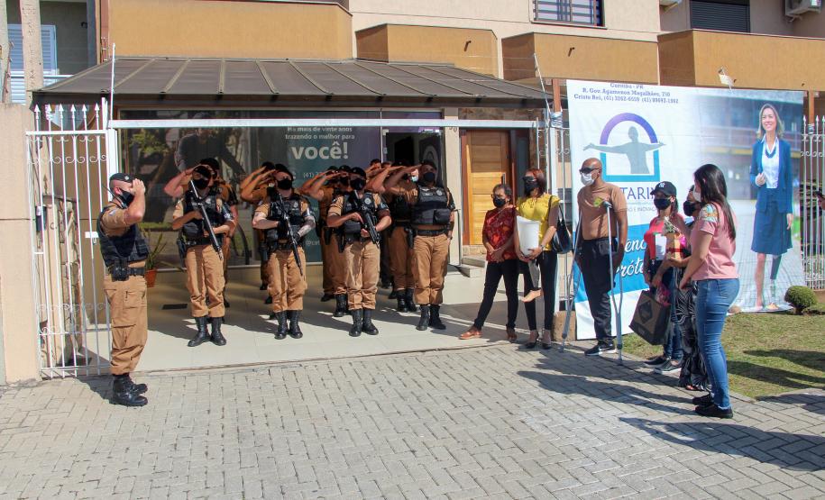 Família de policial militar vítima de Covid doa prótese para soldado que perdeu parte da perna em confronto na RMC