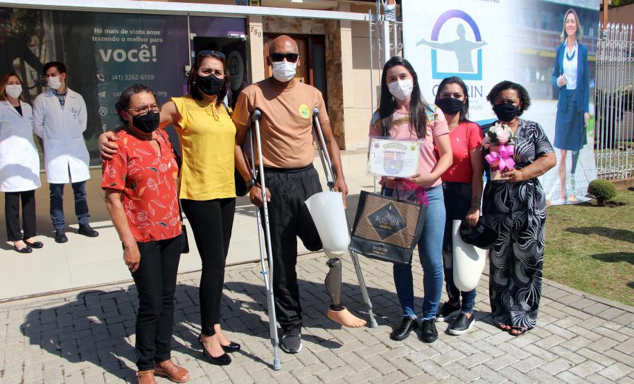 Família de policial militar vítima de Covid doa prótese para soldado que perdeu parte da perna em confronto na RMC