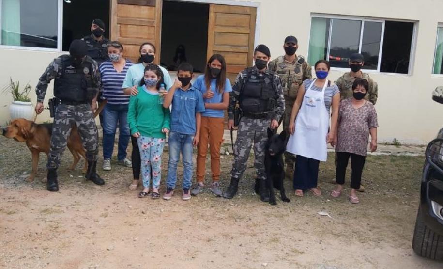 Mais de duas toneladas de alimentos são doados pelas equipes do BPChoque e do BOPE para instituições de caridade da Capital e RMC