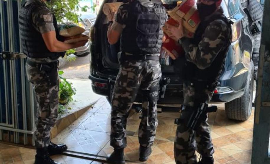 Mais de duas toneladas de alimentos são doados pelas equipes do BPChoque e do BOPE para instituições de caridade da Capital e RMC