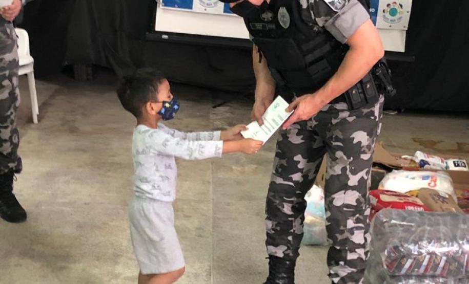 Mais de duas toneladas de alimentos são doados pelas equipes do BPChoque e do BOPE para instituições de caridade da Capital e RMC