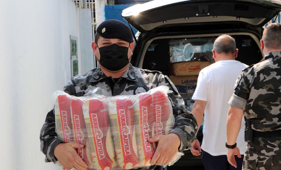 Mais de duas toneladas de alimentos são doados pelas equipes do BPChoque e do BOPE para instituições de caridade da Capital e RMC
