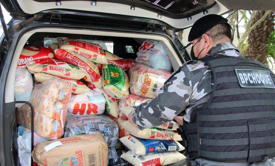 Mais de duas toneladas de alimentos são doados pelas equipes do BPChoque e do BOPE para instituições de caridade da Capital e RMC