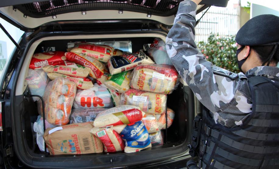 Mais de duas toneladas de alimentos são doados pelas equipes do BPChoque e do BOPE para instituições de caridade da Capital e RMC