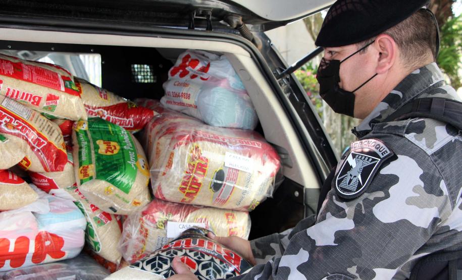 Mais de duas toneladas de alimentos são doados pelas equipes do BPChoque e do BOPE para instituições de caridade da Capital e RMC