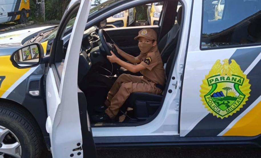 Polícia Militar de Morretes (PR) visita pequeno fã da corporação e entrega farda infantil de presente