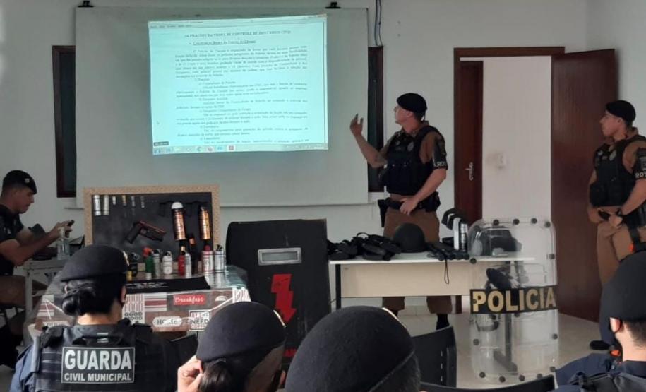 PM do Litoral difunde conhecimento sobre controle de distúrbios civis com a Guarda Municipal de Pontal do Paraná