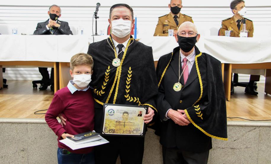 Entrega de medalhas e entrada de novos integrantes marca aniversário de três anos da Academia de Letras da PM