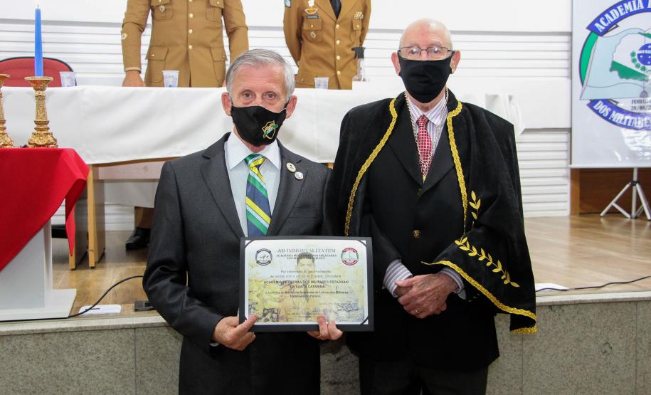 Entrega de medalhas e entrada de novos integrantes marca aniversário de três anos da Academia de Letras da PM