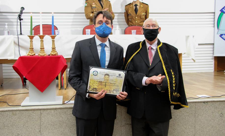 Entrega de medalhas e entrada de novos integrantes marca aniversário de três anos da Academia de Letras da PM