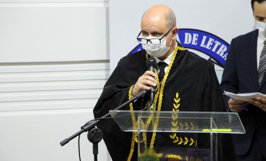 Entrega de medalhas e entrada de novos integrantes marca aniversário de três anos da Academia de Letras da PM