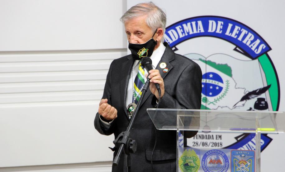 Entrega de medalhas e entrada de novos integrantes marca aniversário de três anos da Academia de Letras da PM