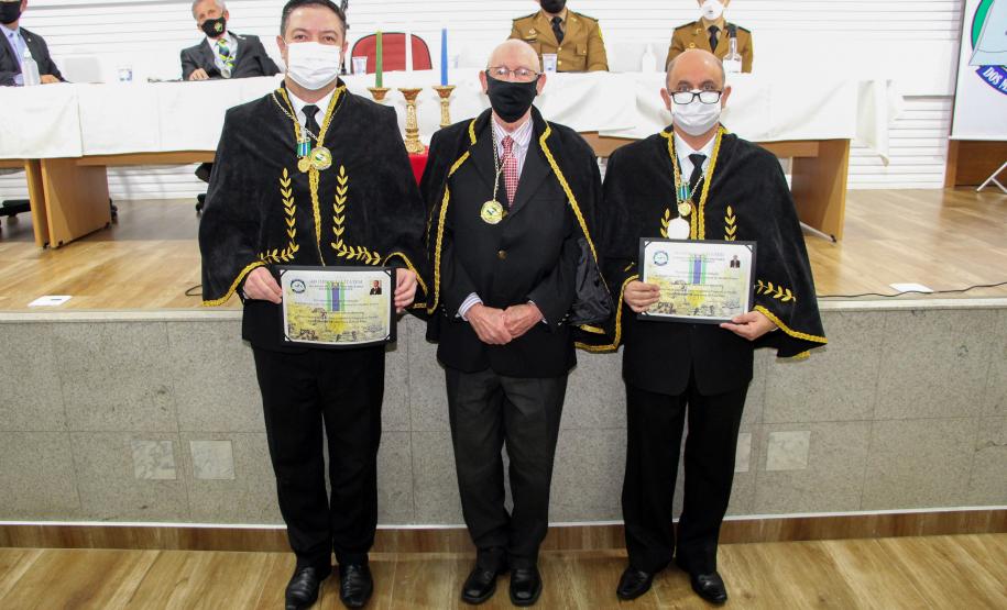 Entrega de medalhas e entrada de novos integrantes marca aniversário de três anos da Academia de Letras da PM